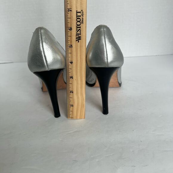 MICHAEL KORS Women’s Laser Cut SILVER Peep Toe Stiletto Pump Heel Shoes Sz 8.5M - Picture 5 of 8